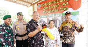 Ditandai Dengan Pemukulan Gong, TMMD Tahap I Resmi Ditutup