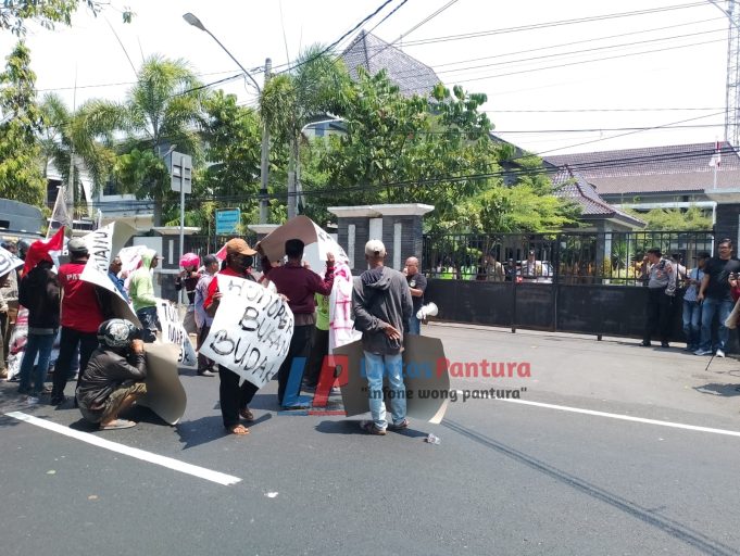 Pintu Gerbang BKPP Ditutup, Ormas Mantra Ancam Kerahkan Massa Lebih Besar