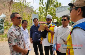 Setelah Dapat Inpres Tahap Pertama 123 Milyar, Kini Kabupaten Pati Kembali Usulkan Inpres Tahap Kedua Untuk Perbaikan Jalan Validasi Lapangan PLT Kabid Bina Marga DPUTR Kab Pati Hasto Utomo (Kiri), Mulyono Staf Ahli (Bp.Sudewo) dan Balai Besar Pelaksanaan Jalan (BBPJN) Propinsi Jateng