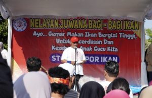 Nelayan Bagi-Bagi 120 Ton Ikan di Alun-Alun Pati