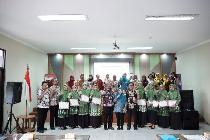 Pj Bupati Pati Serahkan Penyaluran BAAS CSR dari Bank Jateng Cabang Pati