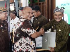 Pj Bupati Pati Serahkan Penghargaan Sekolah Adiwiyata Tahun 2023