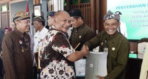 Pj Bupati Pati Serahkan Penghargaan Sekolah Adiwiyata Tahun 2023
