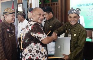 Pj Bupati Pati Serahkan Penghargaan Sekolah Adiwiyata Tahun 2023