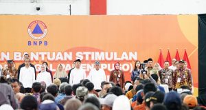 Henggar Hadiri Penyerahan Bantuan Stimulan untuk Petani Gagal Panen