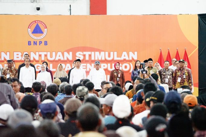 Henggar Hadiri Penyerahan Bantuan Stimulan untuk Petani Gagal Panen