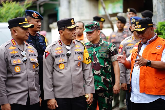 Bersama Kapolda dan Pangdam Henggar Kunjungi Wilayah Terdampak Banjir