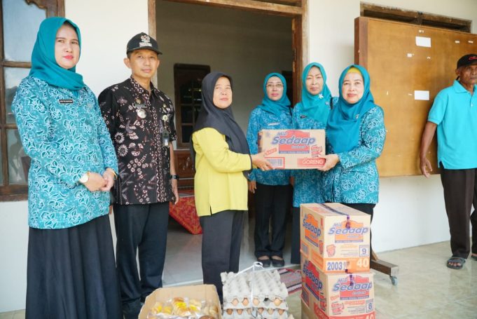 Peduli Banjir,TP PKK Kabupaten Pati Salurkan Bantuan di Desa Babalan