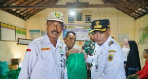 Pj Bupati Bersama Baznas Serahkan Bantuan untuk Korban Banjir dan Kebakaran