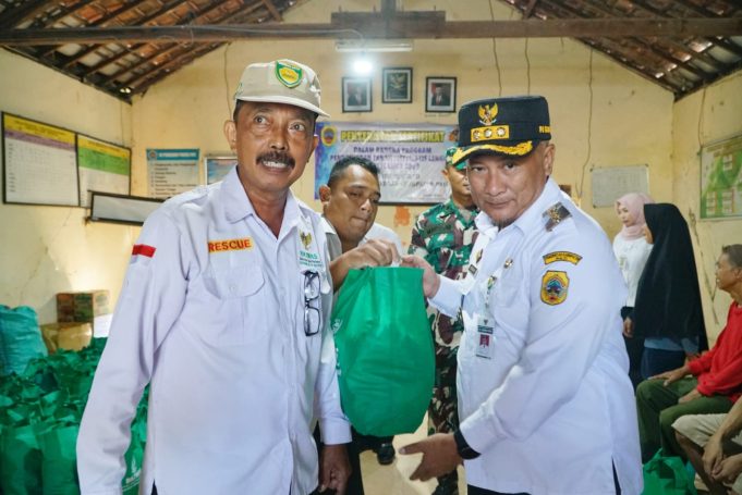 Pj Bupati Bersama Baznas Serahkan Bantuan untuk Korban Banjir dan Kebakaran