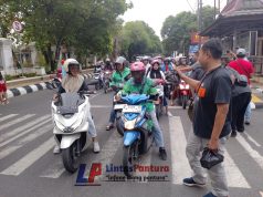 Berkah Ramadhan, Forum Wartawan Pati Bagikan 200’an Takjil ke Pengguna Jalan