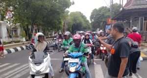 Berkah Ramadhan, Forum Wartawan Pati Bagikan 200’an Takjil ke Pengguna Jalan