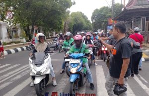 Berkah Ramadhan, Forum Wartawan Pati Bagikan 200’an Takjil ke Pengguna Jalan