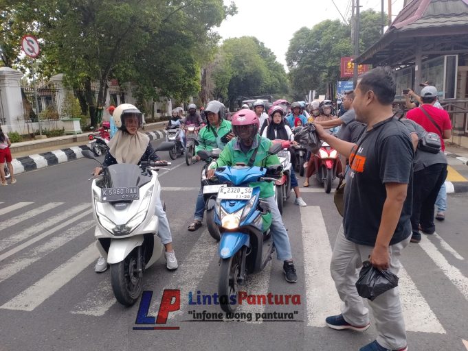 Berkah Ramadhan, Forum Wartawan Pati Bagikan 200’an Takjil ke Pengguna Jalan