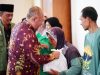 Penyapu Jalan dan Tenaga Kebersihan Dapatkan Bantuan dari Pemkab