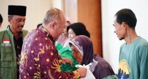 Penyapu Jalan dan Tenaga Kebersihan Dapatkan Bantuan dari Pemkab