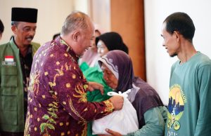 Penyapu Jalan dan Tenaga Kebersihan Dapatkan Bantuan dari Pemkab