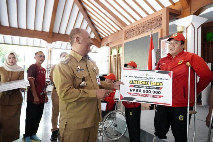 Atlet dan Pelatih Berprestasi PEPARPROV IV Jawa Tengah 2023 Terima Tali Asih Dari Pj Bupati