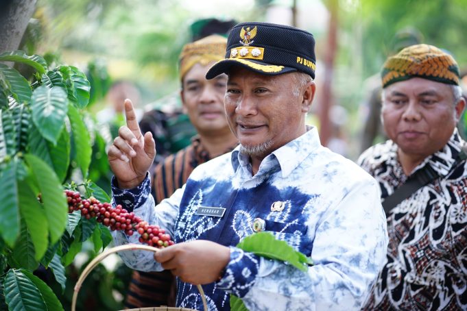 Pj. Bupati Pati Buka Tradisi Wiwit Panen Kopi Robusta Jollong