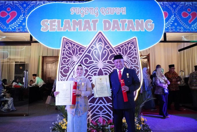Harganas 2024, Pj Bupati Pati dan Istri Terima Anugerah Penghargaan Dharma Karya Kencana