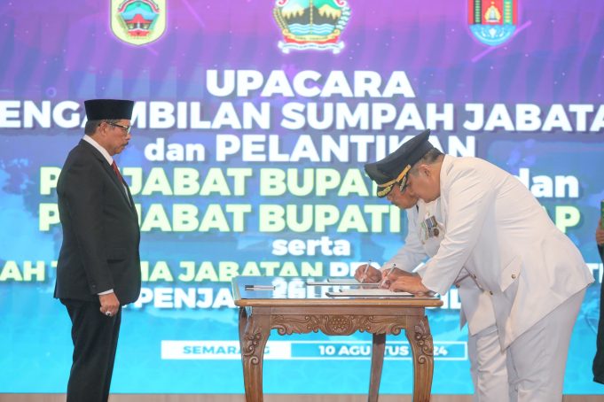 Gantikan Henggar,Sujarwanto Dwiatmoko Dilantik Sebagai Penjabat Bupati Pati yang Baru
