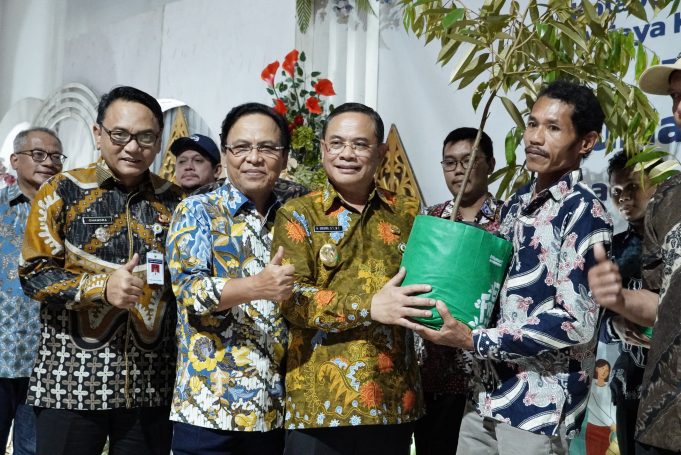 Sudewo Sukses Yakinkan BUMN Sumbangkan Ribuan Bibit Durian Premium ke Kelompok Tani Kecamatan Gunungwungkal