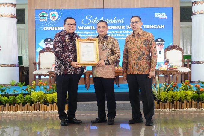 Peroleh Hak Paten dari Kemenkum, Sudewo Diapresiasi Gubernur Atas Komitmennya Bangun SDM Unggul di Kabupaten Pati