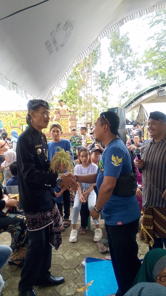 Sedekah Bumi Tegalarum,Seorang Warga Berikan Seikat Padi Kepada Kepala Desa,Apa Maknanya