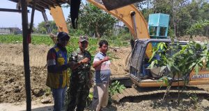 Bersama Pemdes Kuangsan Koramil 02/Kaliori Normalisasi Sungai Sepanjang 1,5 Km Sambut HUT TNI ke-80