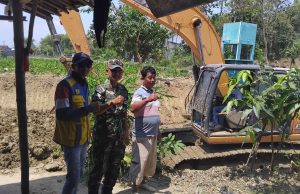 Bersama Pemdes Kuangsan Koramil 02/Kaliori Normalisasi Sungai Sepanjang 1,5 Km Sambut HUT TNI ke-80