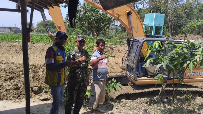 Bersama Pemdes Kuangsan Koramil 02/Kaliori Normalisasi Sungai Sepanjang 1,5 Km Sambut HUT TNI ke-80