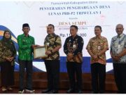 KADES SEMPU TERIMA PENGHARGAAN DESA LUNAS PBB