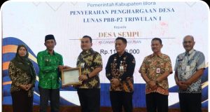 KADES SEMPU TERIMA PENGHARGAAN DESA LUNAS PBB