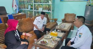 Kabid SMP Dinas Pendidikan Istichomati Berikan Panguatan Kepada Siswa Yang Keracunan Agar tidak Trauma.