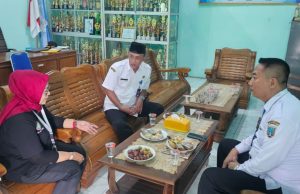Kabid SMP Dinas Pendidikan Istichomati Berikan Panguatan Kepada Siswa Yang Keracunan Agar tidak Trauma.