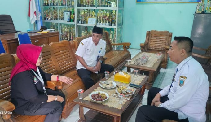 Kabid SMP Dinas Pendidikan Istichomati Berikan Panguatan Kepada Siswa Yang Keracunan Agar tidak Trauma.