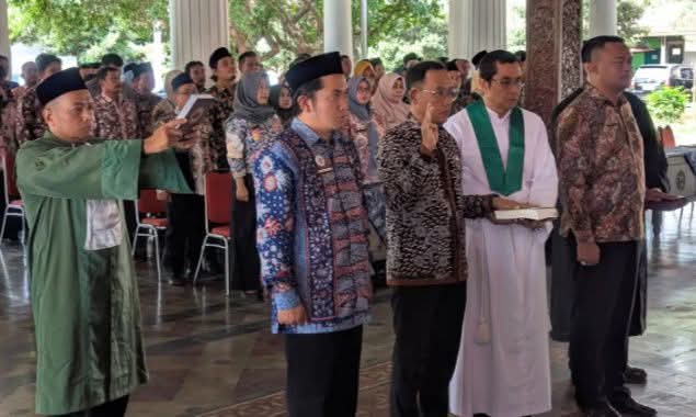 BUPATI REMBANG MELANTIK 150 PEJABAT DILINGKUNGAN PEMERINTAHAN KABUPATEN REMBANG.