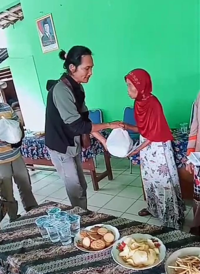 ALIANSI PEDULI MASYARAKAT SENDANGMULYO BAGIKAN 200 PAKET SEMBAKO KEPADA ANAK YATIM PIATU DAN LANSIA
