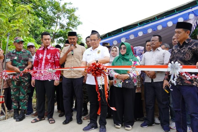 Pembangunan Jalan Tuntas, Bupati Sudewo:akses infrastruktur untuk mendukung mobilitas warga Bupati Sudewo potong pita demikan jalan Gadu- Gajihan
