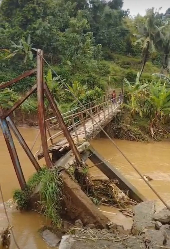 Jembatan Penghubung Antar Kabupaten Pati – Jepara Akhirnya Ambrol
