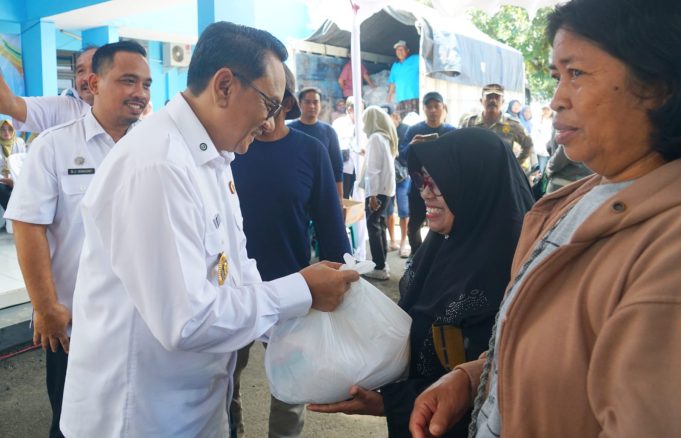 Plt. Bupati Pati, Risma Ardhi Chandra, Pasar Murah Cluwak Ringankan Beban Masyarakat Ditengah Bulan Ramadan.