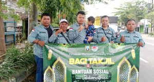 PERSATUAN WARTAWAN REMBANG (PWR) GELAR BAKTI SOSIAL DAN PEMBAGIAN 500 TAKJIL KEPADA MASYARAKAT