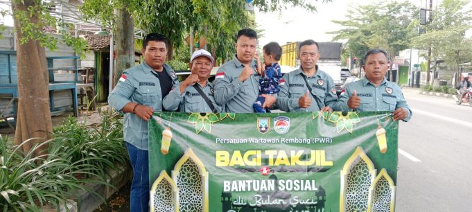 PERSATUAN WARTAWAN REMBANG (PWR) GELAR BAKTI SOSIAL DAN PEMBAGIAN 500 TAKJIL KEPADA MASYARAKAT