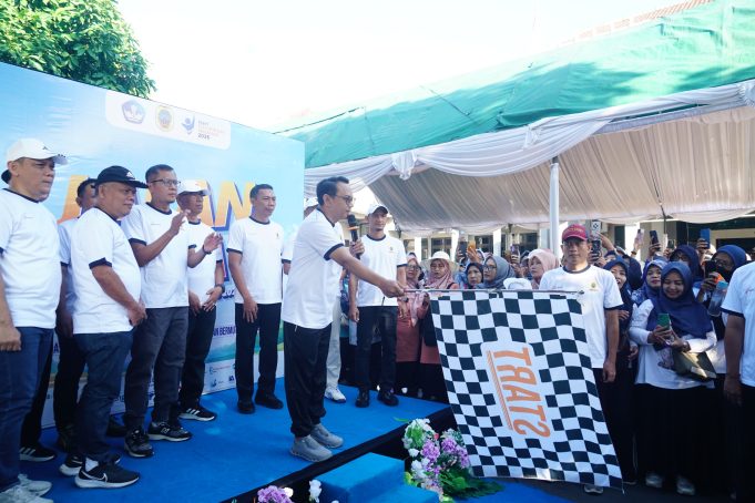 Diikuti 1500 Guru Dan Tendik, Plt. Bupati Pati Buka Jalan Santai Hardiknas 2026