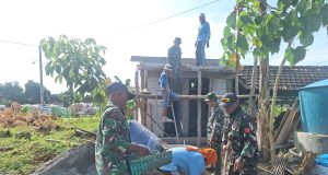 TMMD Bangun MCK di Desa Godo, Pengecoran Atap Jadi Simbol Kebersamaan