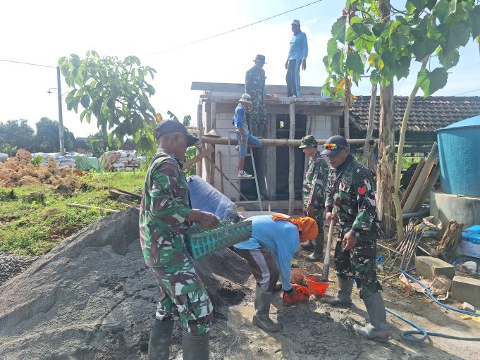 TMMD Bangun MCK di Desa Godo, Pengecoran Atap Jadi Simbol Kebersamaan