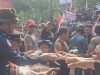 Bentuk Kepedulian dan Humanisme, Personel Polresta Pati Borong Dagangan Anak Kecil di Tengah Aksi AMPB