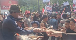 Bentuk Kepedulian dan Humanisme, Personel Polresta Pati Borong Dagangan Anak Kecil di Tengah Aksi AMPB