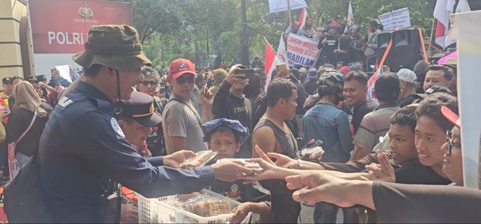Bentuk Kepedulian dan Humanisme, Personel Polresta Pati Borong Dagangan Anak Kecil di Tengah Aksi AMPB