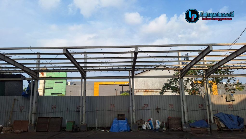 PEDAGANG PASAR BITINGAN PROTES PEMBONGKARAN KANOPI, RSUD KUDUS HENTIKAN SEMENTARA PEKERJAAN